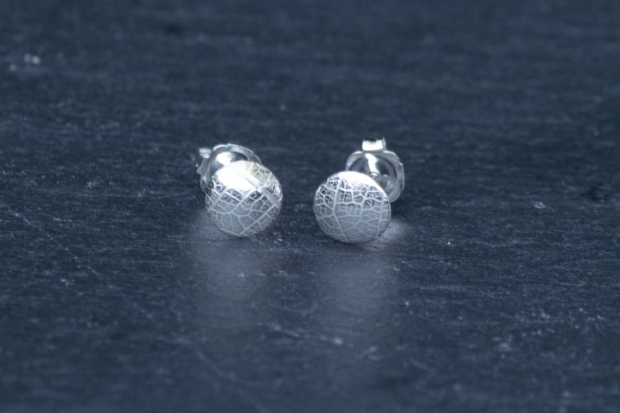 Leaf stud earrings