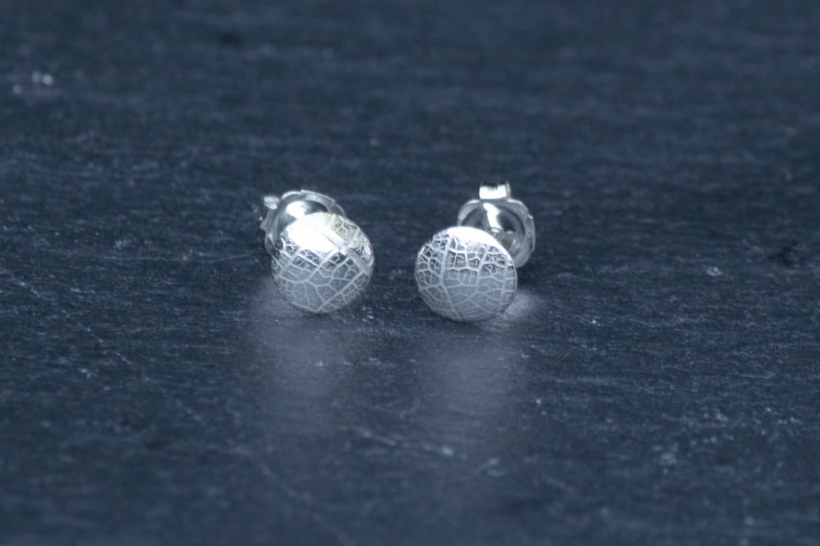 Leaf stud earrings