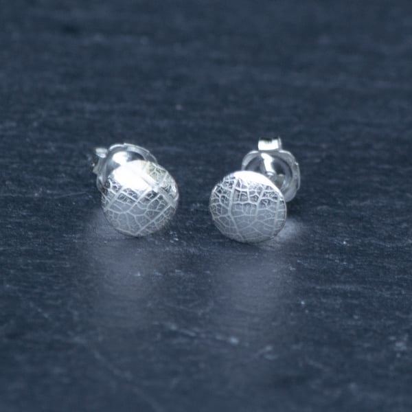 Leaf stud earrings