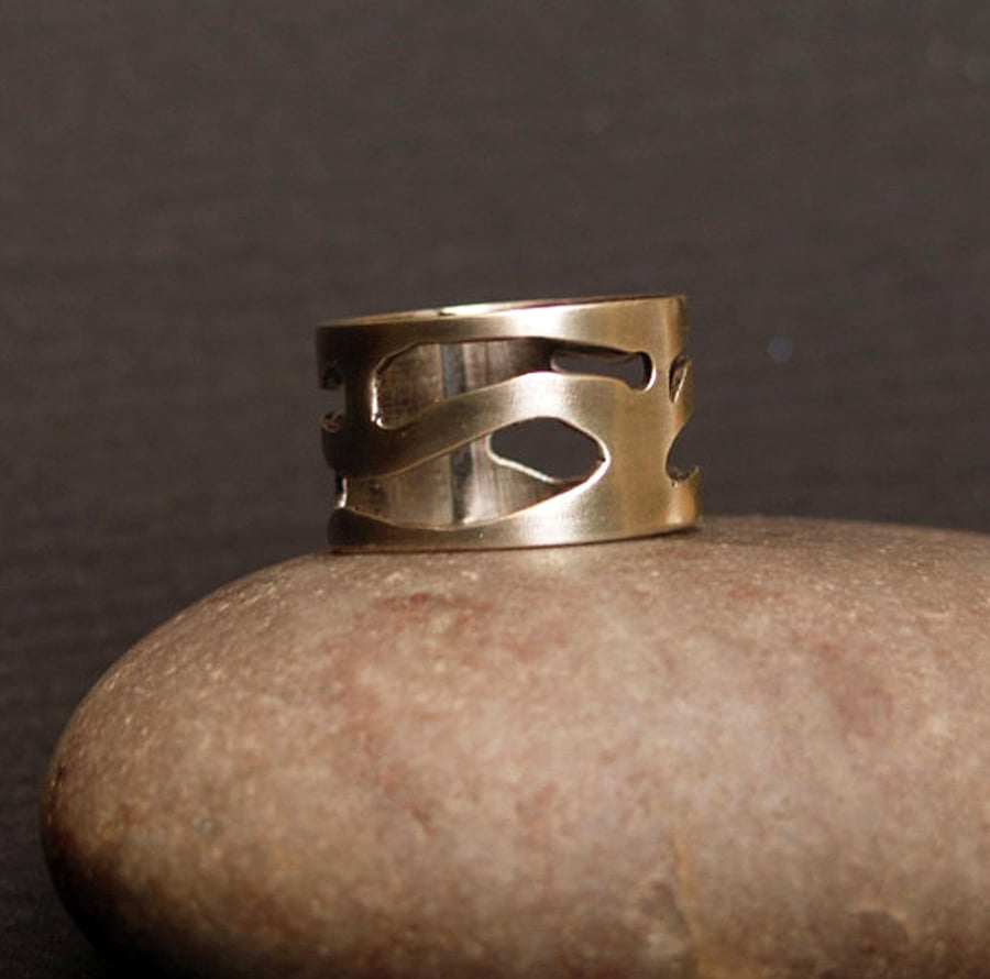 Band With Curvey Gaps Ring