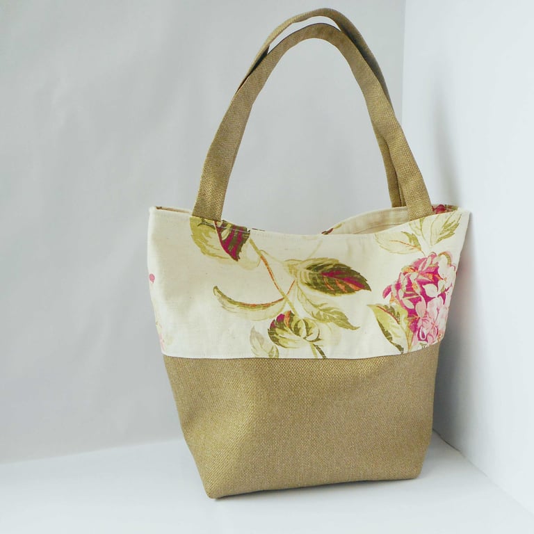 Bag with magnetic fastening - Helen