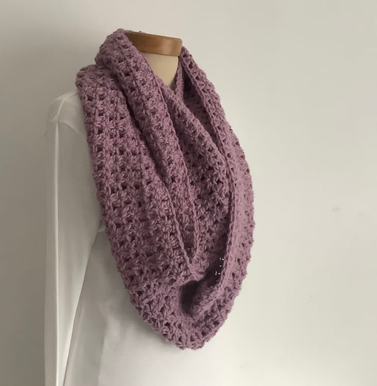 INFINITY SCARF , cowl , neckwarmer .Alpaca blend. Super-soft. Purple.