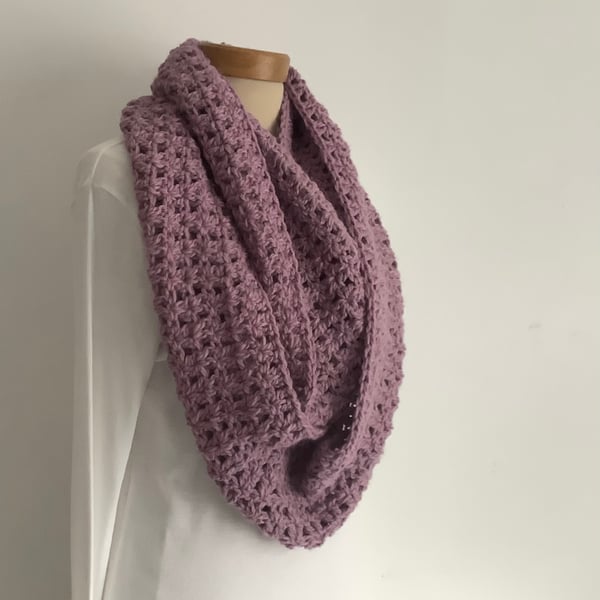 INFINITY SCARF , cowl , neckwarmer .Alpaca blend. Super-soft. Purple.