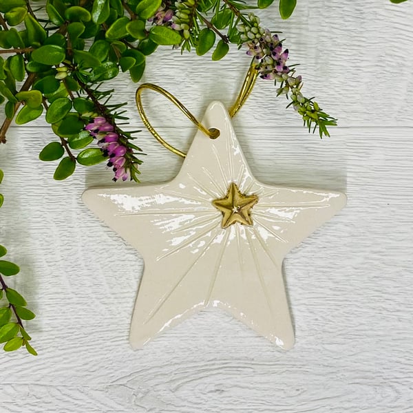 Single ceramic star decoration