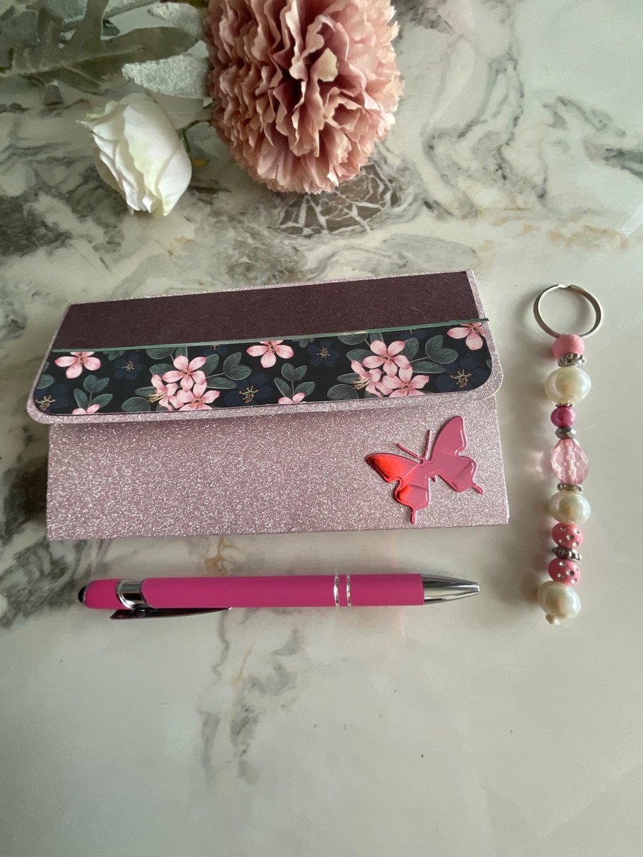 Sleek fold out notebook wallet with accessorised pen and keyring.