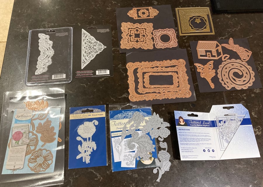 Mixed set of cutting dies 