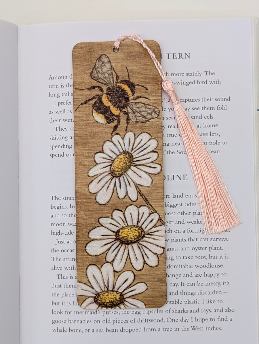 Bookmark - Bee and daisies pyrography, wooden, gift for a bee lover