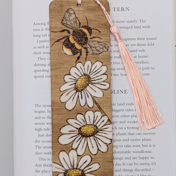 Bookmark - Bee and daisies pyrography, wooden, gift for a bee lover