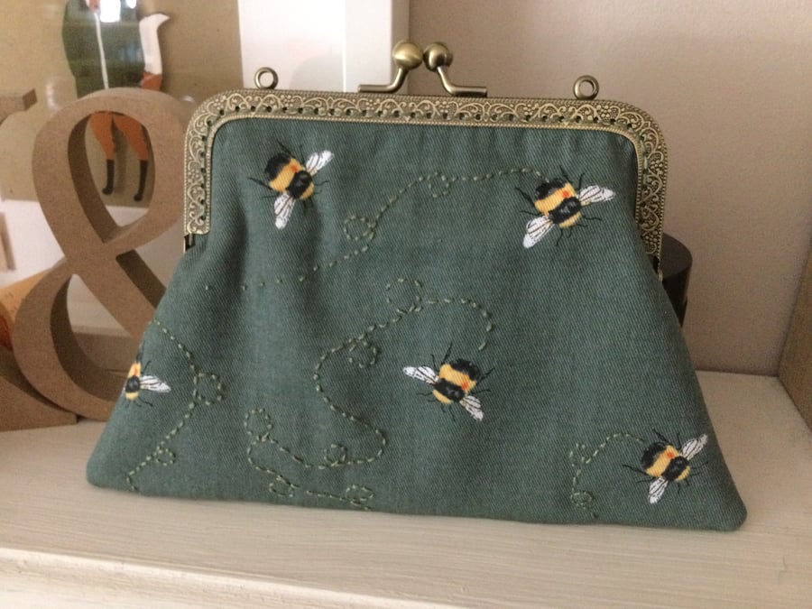 Vintage look - Green Bumble bee 15cm clasp purse