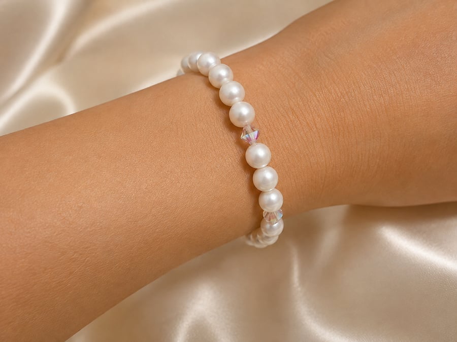 Freshwater pearl stretchy bracelet with Swarovski crystals
