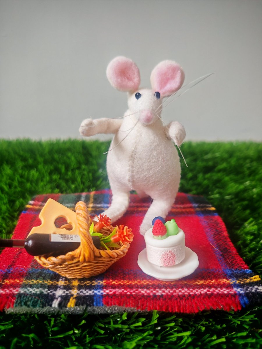 Picnic Mouse -handmade felt mouse