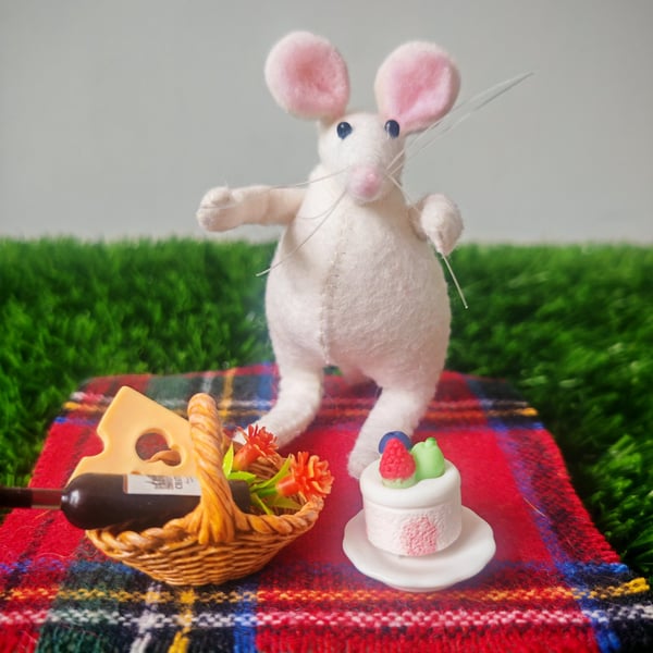 Picnic Mouse -handmade felt mouse