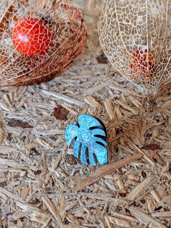 Monstera leaf pin badge 