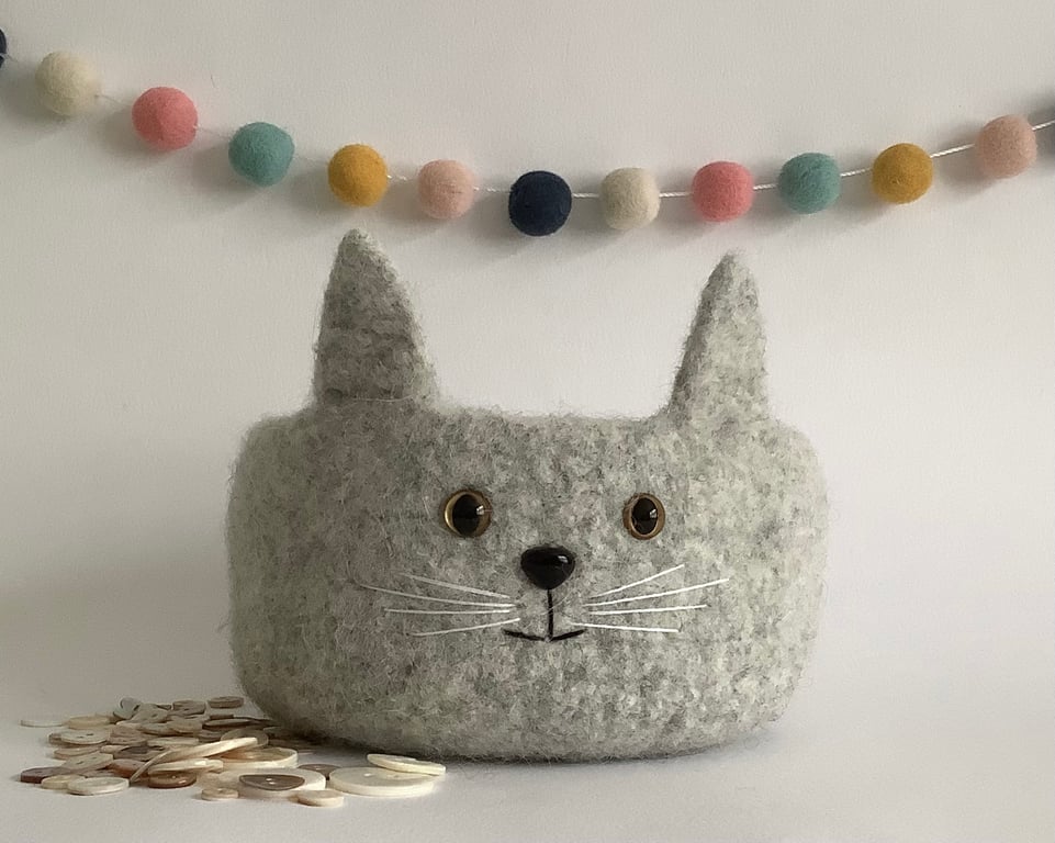 FELTED 'FUSSPOT' BOWL, desk tidy  . Cat. L. Grey . Home decor.