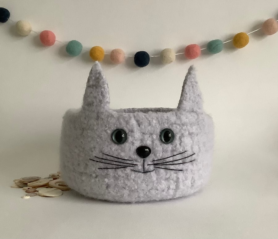 FELTED 'FUSSPOT' BOWL, desk tidy  . Cat. Grey . Home decor.