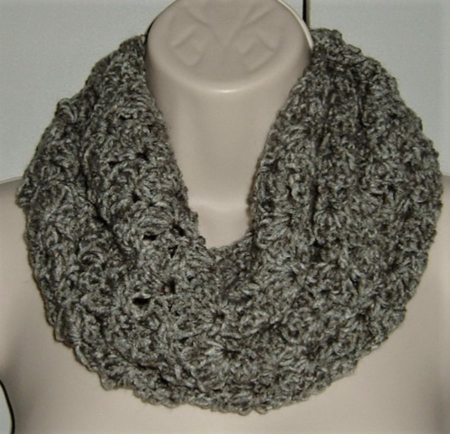 SALE.....lady's grey inifinity scarf ( ref F 565)