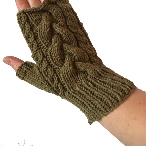 Fingerless Gloves: Sage Braid