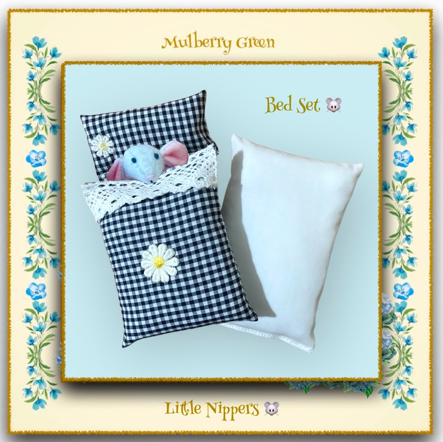 Little Nippers’ Navy Gingham Bed Set