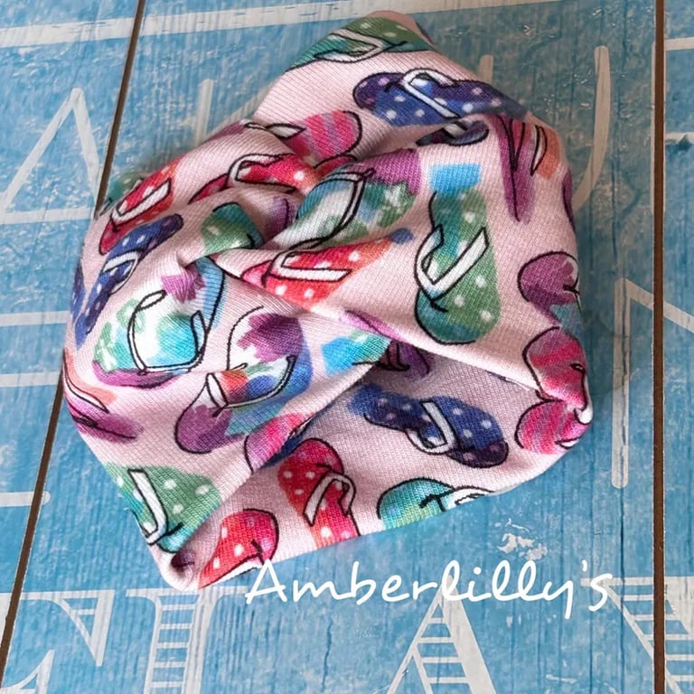 Wide cuff bracelet in flip flop fabric 