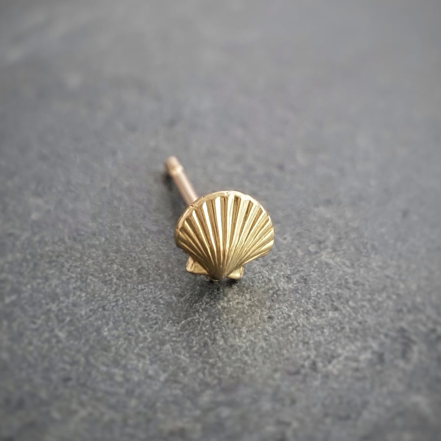 Gold seashell scallop stud earring in 18 carat recycled gold, single