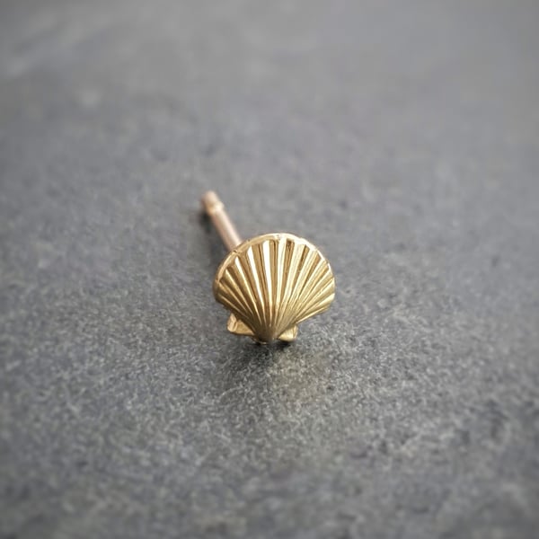 18ct gold single seashell stud, gold scallop ear stud