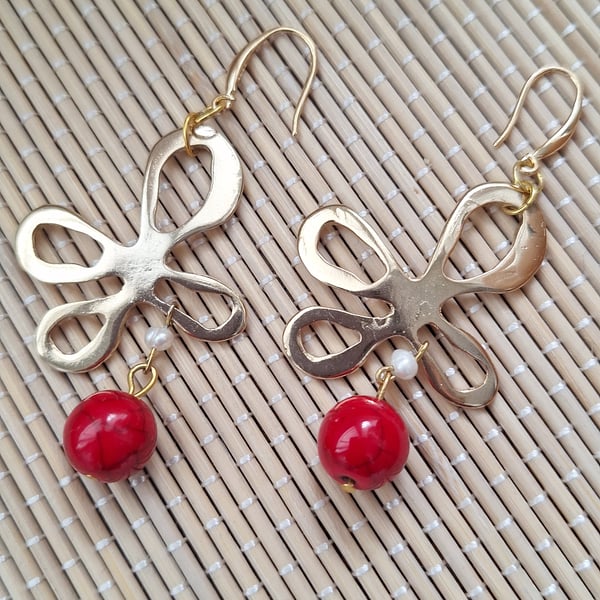 Golden 'flower' earring with pearl and red ceramic bead
