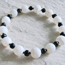 White Frosted Dragon's Vein Agate, Black Freshwater Pearl & Ster Silver Bracelet