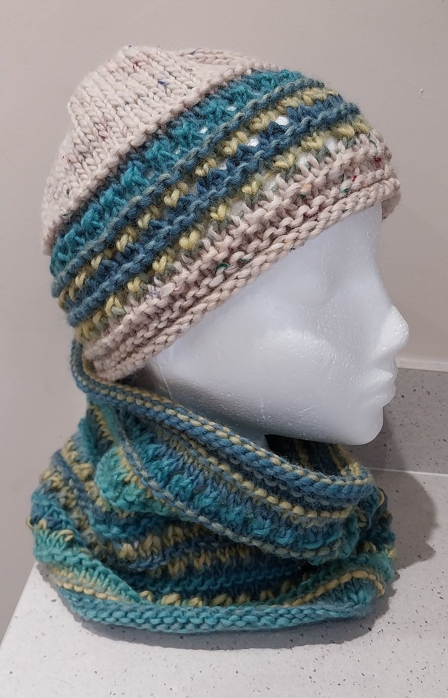 Handknit chunky wool hat and cowl set col 06 Cream