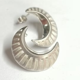 Crescent earstuds made from Silver