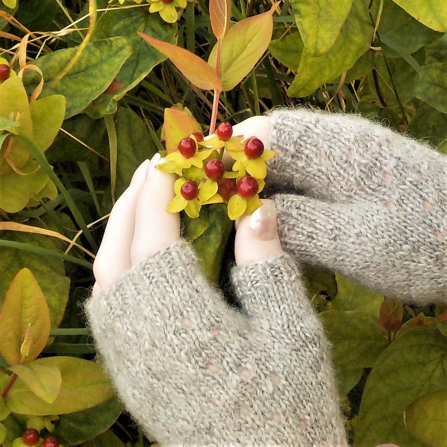 Fingerless gloves British wool natural pale grey brown lacy design 