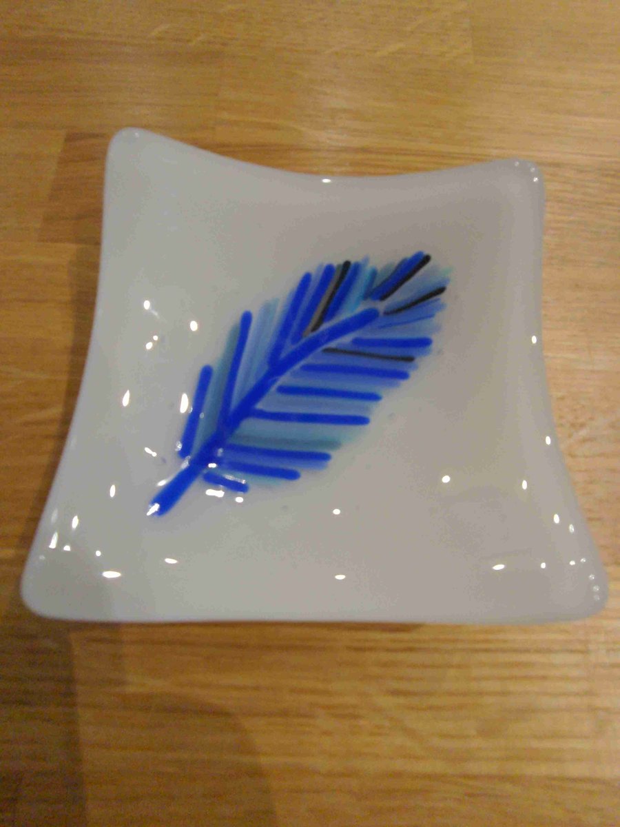 Fused glass feather dish 10cm White & blue