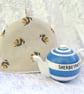 Small tea cosy, bees design, to fit a one cup teapot - Image 1