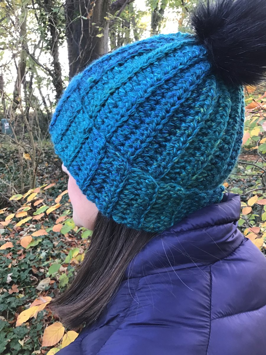 Chunky hat in premium acrylic yarn with faux fur Pom pom