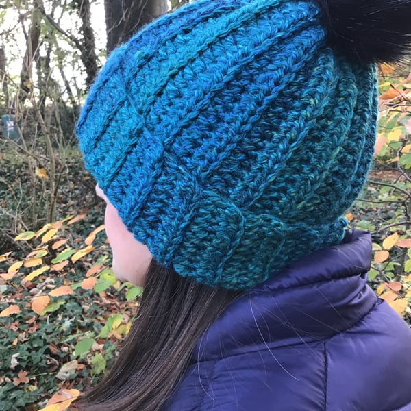 Chunky hat in premium acrylic yarn with faux fur Pom pom