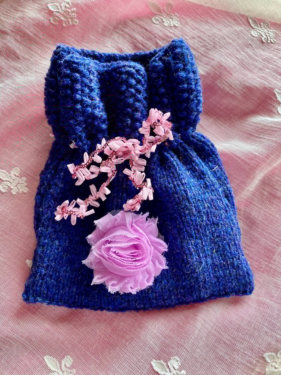Gift bag knitted in pure new denim wool