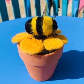 Bumblebee pot