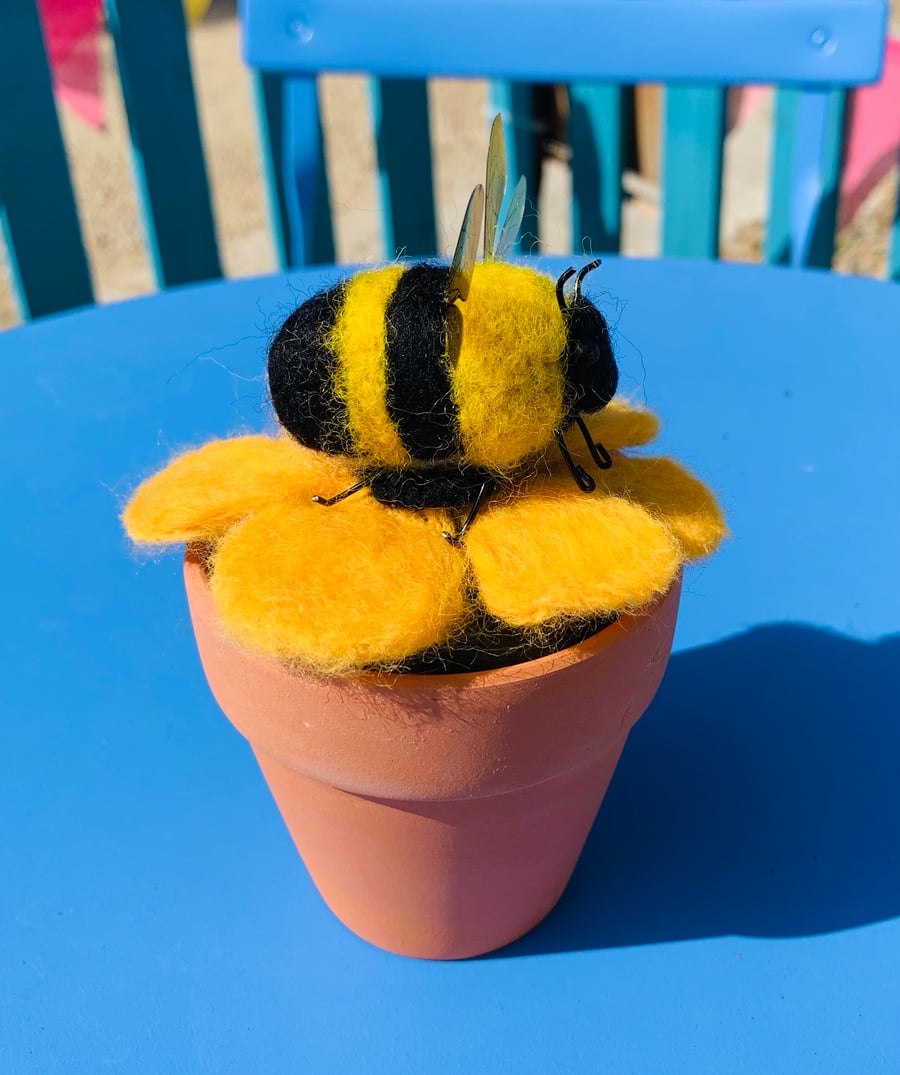 Bumblebee pot