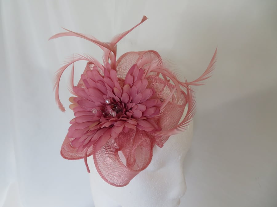 Dusky Wispy Rose Pink Sinamay Loop Fascinator Feather & Daisy – Ready Made