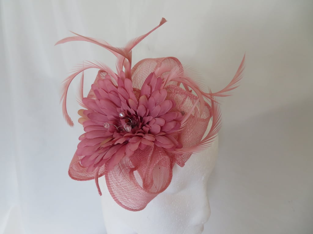 Dusky Wispy Rose Pink Sinamay Loop Fascinator Feather & Daisy – Ready Made