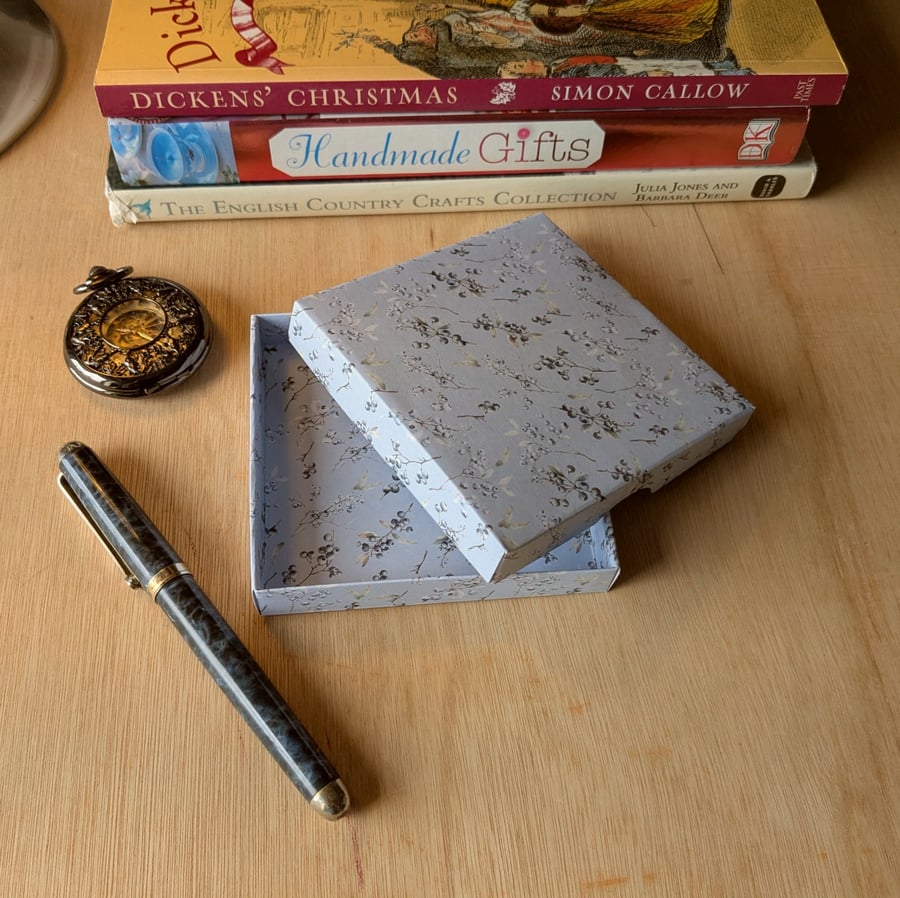 Christmas 'Silvery Berries' - A handmade, ultra-thin gift box