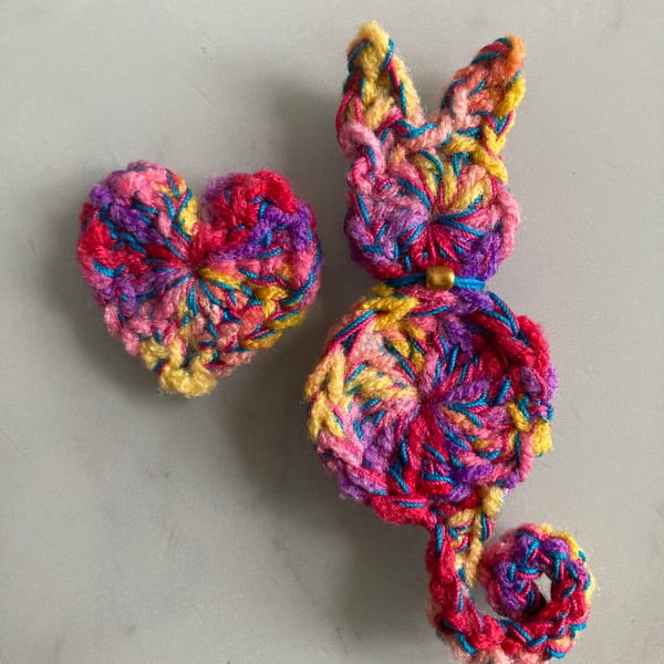 Cat pin brooch crochet design with bead collar and pocket hug