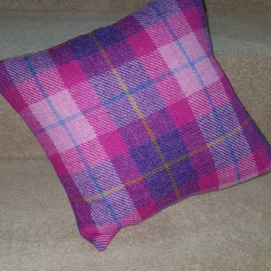 Harris Tweed, cushion cover, 32x32cm in bubblegum pink check.
