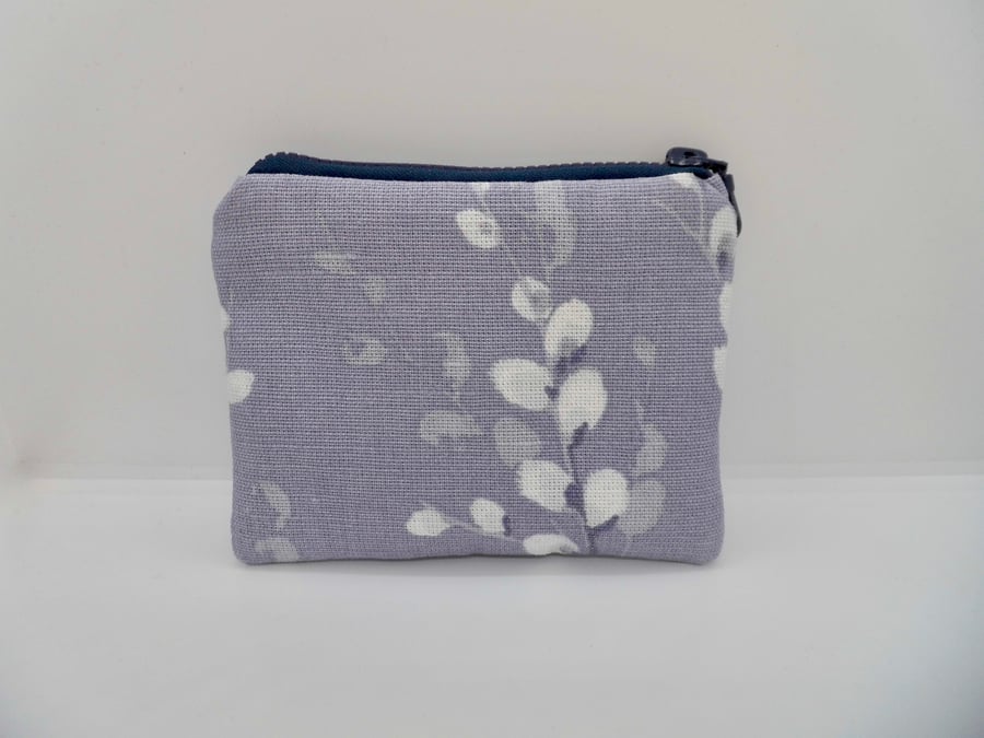 Zipped purse in mauve fabric.
