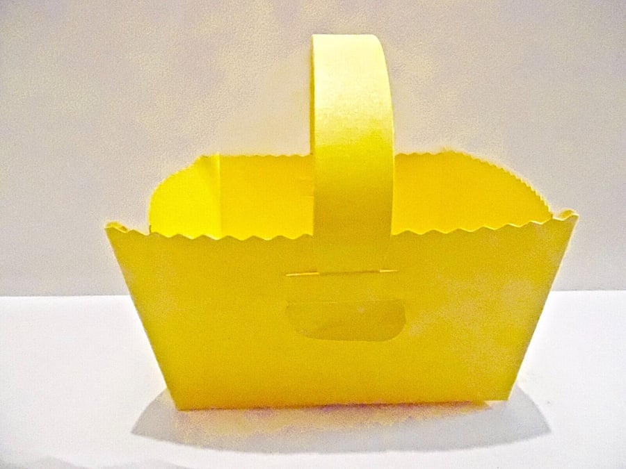 10 pearlised yellow Basket Favour Boxes with handle