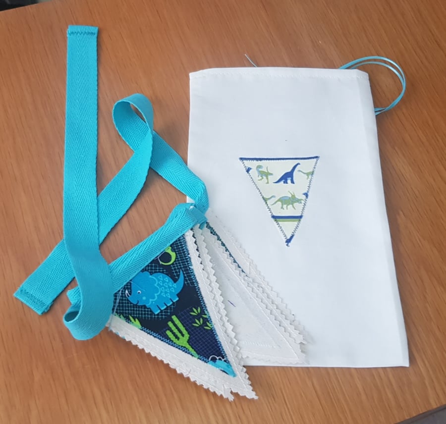 Mini bunting  in a bag: dinos with turquoise 