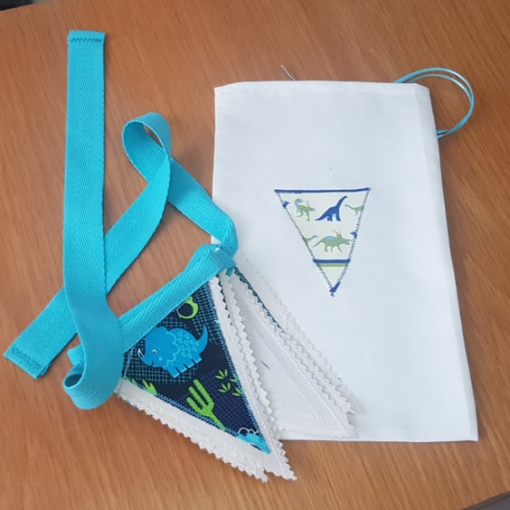 Mini bunting  in a bag: dinos with turquoise 