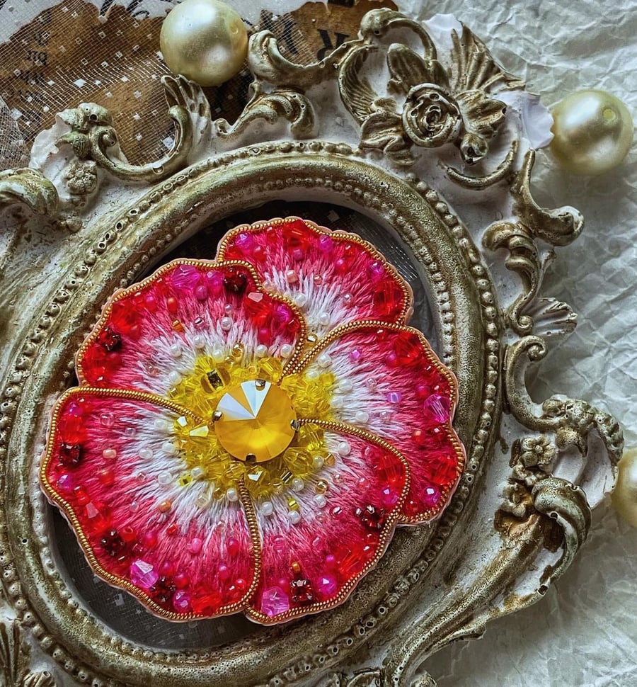 Pensy brooch