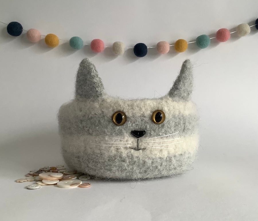 FELTED 'FUSSPOT' BOWL, desk tidy  . Cat. Grey, white . Home decor.