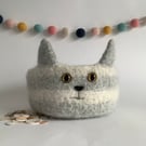 FELTED 'FUSSPOT' BOWL, desk tidy  . Cat. Grey, white . Home decor.