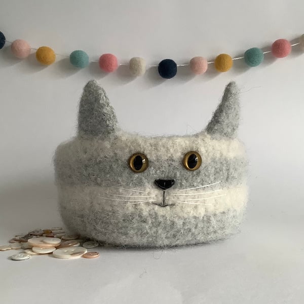 FELTED 'FUSSPOT' BOWL, desk tidy  . Cat. Grey, white . Home decor.